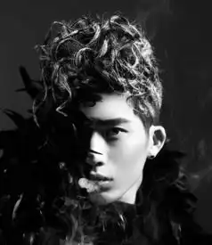 井柏然写真霸气张扬展现男孩成长历练