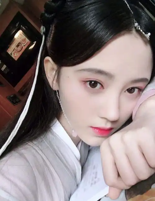 飘了知名女星乘电梯时将其他人赶出被指耍大牌,粉丝为其鸣不平