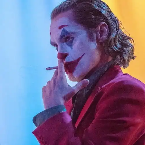 杰昆菲尼克斯凭借小丑再获最佳男演员奖领奖台上感谢希斯莱杰