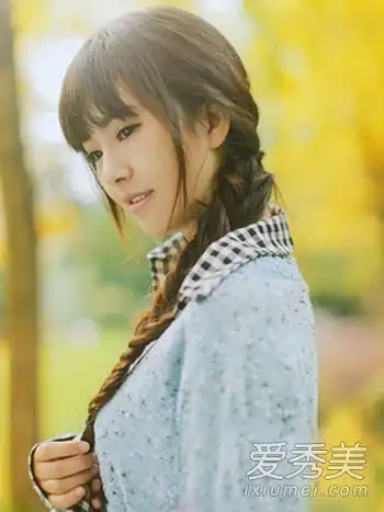 夏天,留长发的女孩总是用这种方式系头发,以摆脱最甜美的闷热