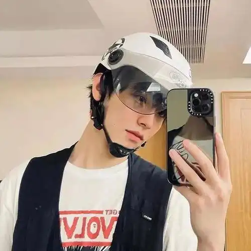 氛围感男头分享想你在人声鼎沸时