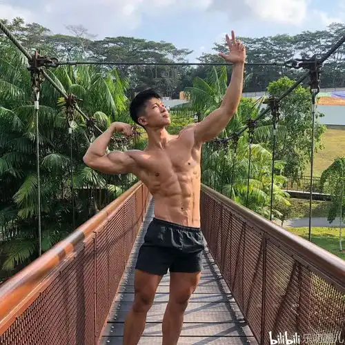 田间秀麒麟臂的黝黑型男,更是有八块腹肌和子弹肌傍身的健身达人