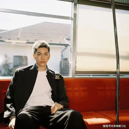 安静而有力,会穿黑色系的男人,才是真正的有品位的