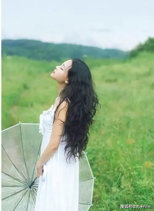 性感美女时尚写真清新森系少女吊带白裙仙气飘飘,清纯甜美可爱迷人