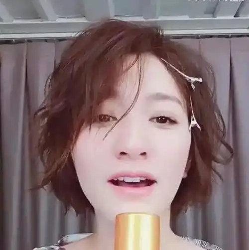 真相大白44岁李小冉皮肤嫩滑如少女不打针不吃药,抗皱美白就靠澳洲的ta