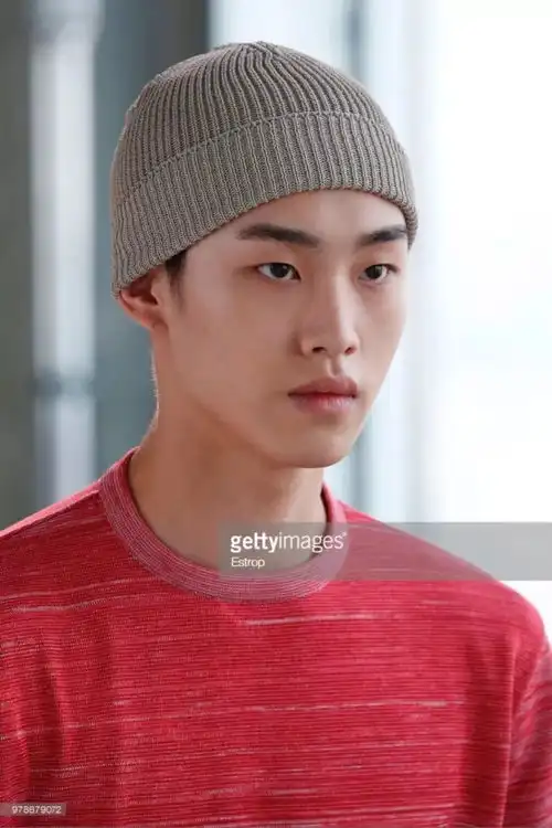 韩国漫画系男模李旼皙演绎2019春夏米兰男装周sunnei大秀