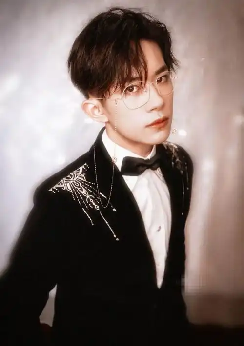 易烊千玺最新军训路透曝光,被吐槽长相一般,还遭身旁男同学抢镜