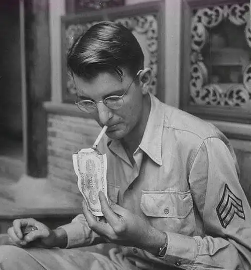 1945年通货膨胀图1面对一麻袋的钱发愁,图4很帅气,也很无奈