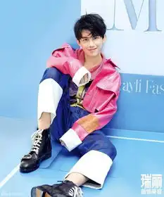 吴磊身穿绿色卫衣登封面男孩像你青春正好