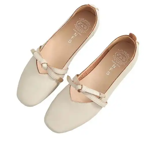 喜欢穿浅色系的小裙子搭配什么颜色的小鞋子会比较好