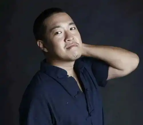 他是张丰毅的独生儿子,生父拒绝参加他的婚礼,继父为他不要孩子