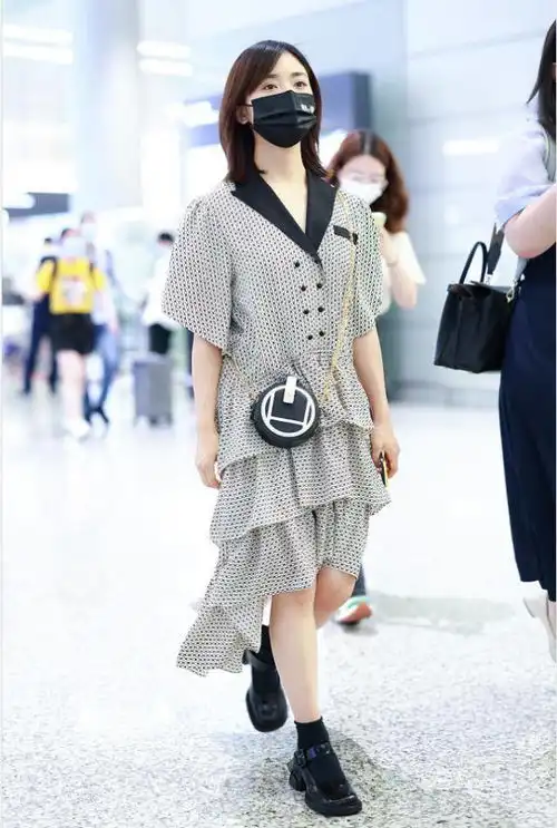 沈月真是淡颜系女孩,即使穿老气花裙也透着可爱,但感觉有点显胖