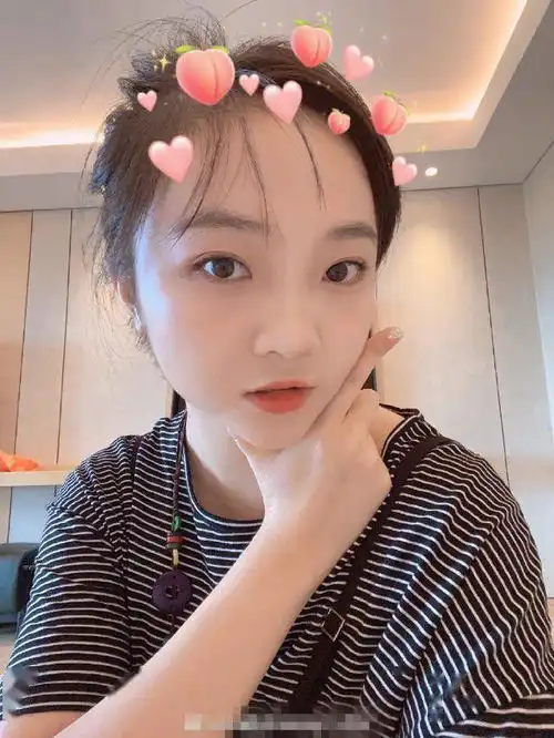 林妙可穿高级旗袍暴露身材缺陷,闺蜜合照站c位仍被碾压,身材管理要注意