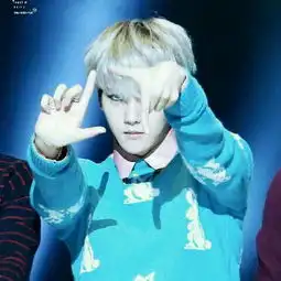 边伯贤蓝色兔子毛衣图片,手一个指上一个指下比l,就是这个头像,我想要图片,谁有啊