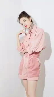 27岁古力娜扎真会穿,一身粉色牛仔套装清纯甜美,时髦感十足