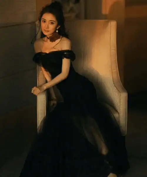 12位穿黑色礼服的女星