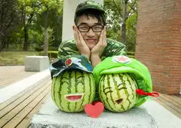 学生军训西瓜君走红网络卖萌搞笑惹人爱