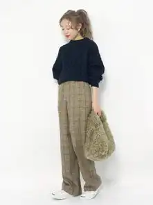 跟着日妞用4种秋冬流行元素宽裤穿出简约cozy风的穿搭