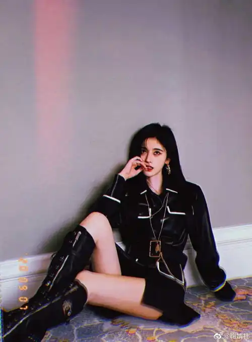 组图鞠婧祎黑色系大片禁欲诱惑皮衣长靴秀细腰美腿