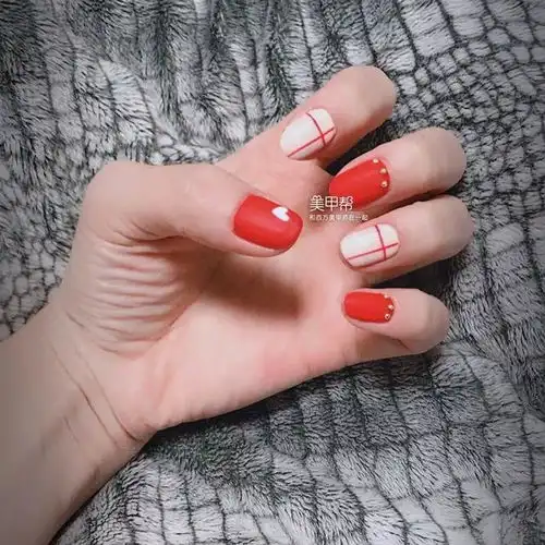 过年做韩系红色美甲,很潮