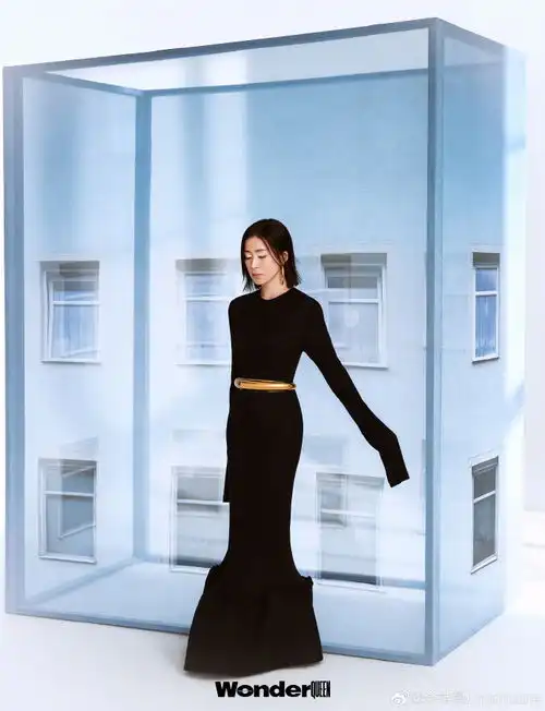 49岁佘诗曼罕晒泳装美照全身零赘肉a4腰抢镜