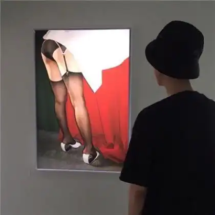 个性情侣头像一男一女,虽然相爱但是眼中带着遗憾