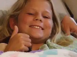 10岁女孩遭鲨鱼袭击又返回海中勇救小伙伴