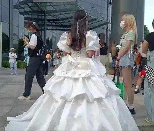 女生穿婚纱看演唱会被男友分手,追星的两面性探讨