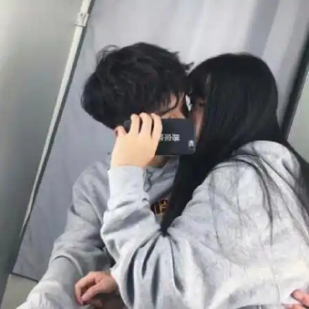 甜蜜情侣头像接吻拥抱,爱情总会给你惊喜的