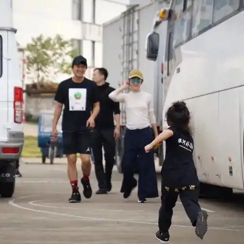 孙俪久违现身又瘦了一袭荷叶粉裙辣妈变少女,小脸瘦一圈更精致