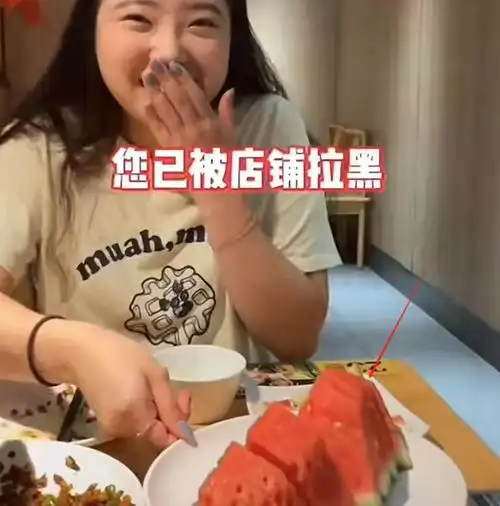 韩国女生吃自助,连吃5盘西瓜,还想要又怕被嫌弃,老板敞开吃