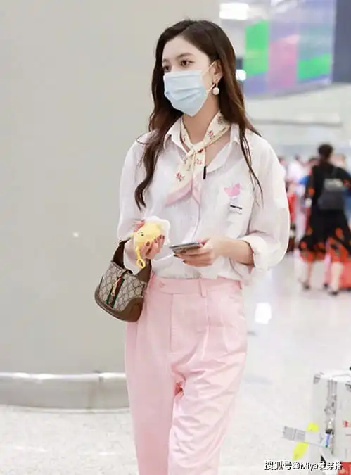 衬衫要像宋妍霏这样穿,系条丝带超有女人味,配条粉色裤子又减龄