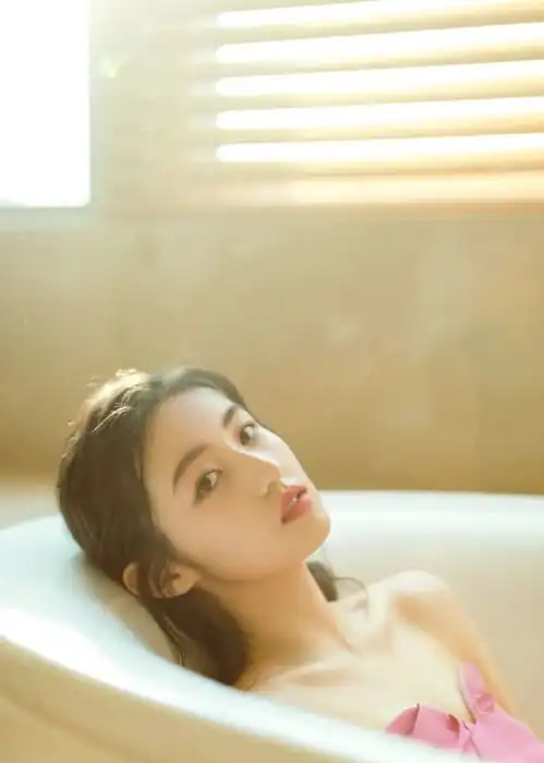 短发背头这样的张馨予,比她老公还要帅