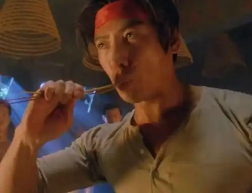 乌鸦哥张耀扬因拍戏留下后遗症靠轮椅出行,57岁仍单身