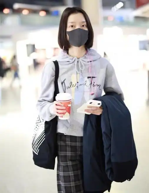 杜鹃穿卫衣配格纹裤走机场,清冷气质配少女穿搭,颇有高级感