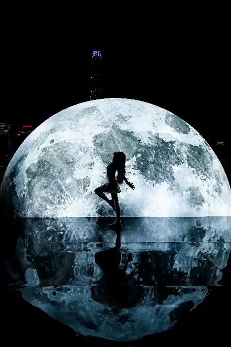 上海又现网红打卡点,超级月亮在外滩边升起