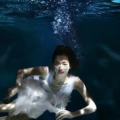 有没有女生沉溺深海的头像