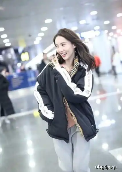 29岁金晨现身机场,粉色卫衣搭配灰色运动裤,浅色系穿出少女感