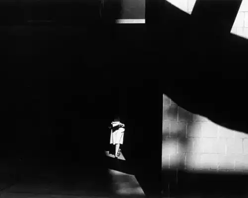 他走遍十几个国家用镜头记录下的黑白世界,黑泽明说就是一部黑白静像电影