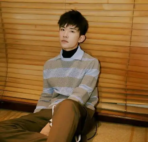 易烊千玺给孩子穿衣很熟练被亲被喂食,带娃日常暖哭粉丝