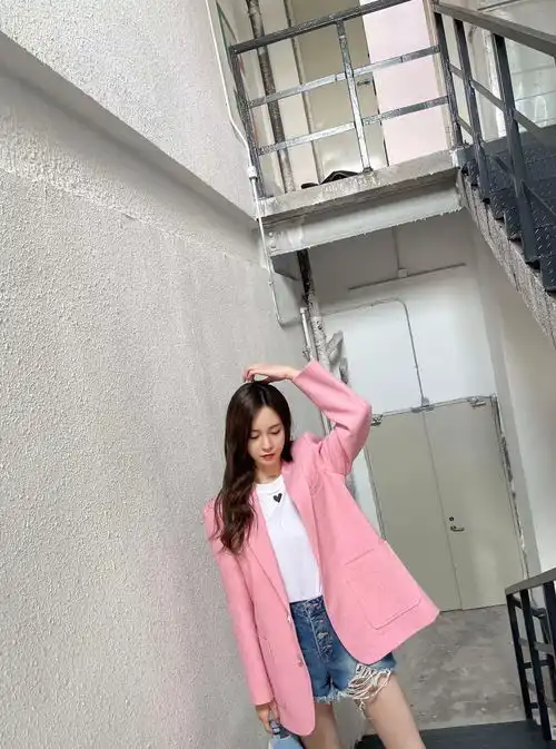 换季选粉色西装搭配白色衬衫,衣服虽简单,气场却很高级