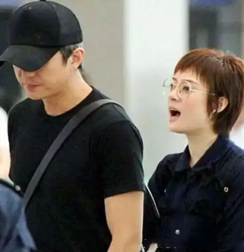 孙俪素颜棉服现身机场,网友娘娘的衣品真平民