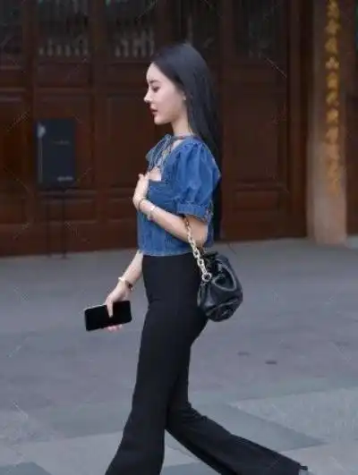 牛仔衣搭黑色喇叭裤,端庄大气又不失娇憨的少女感,少女气息爆棚