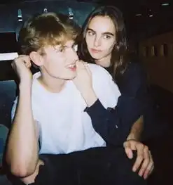 如果你们想在无数对情侣中脱颖而出,那还真需要点不一样七夕情侣出门炸虐街狗指南凤凰资讯