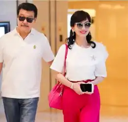 穿情侣装的明星袁弘张歆艺黑色酷感,戚薇李承铉机场走成秀场