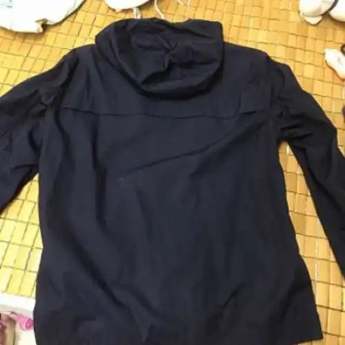 出让uniqlo秋装款薄外套蓝色九成新