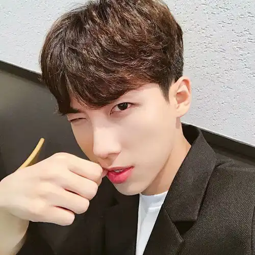 黑西服少年好帅气