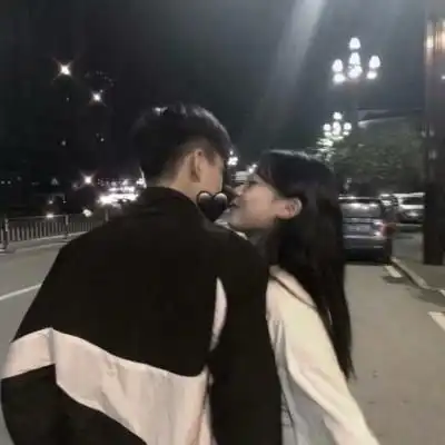 情侣接吻头像真人甜蜜2020情侣接吻头像一对两张