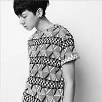 我要这个样子滴头像背景是黑色的发型要帅一点男男女女哒都行要多哦