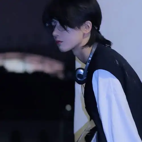 蓝色系头像高级感男生头